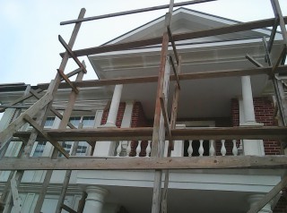 Балкон с колоннами и балюстрадой