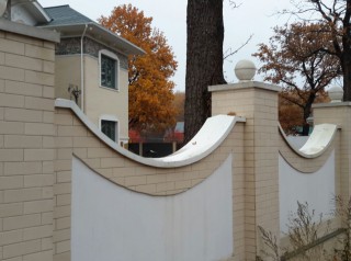 Стильная защита от влаги для ограды загородного дома